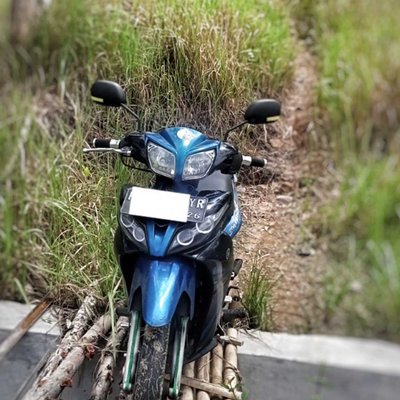 Sepeda motor tersangkut