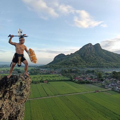 Bukit tumpak blejed dengan background gunung budheg