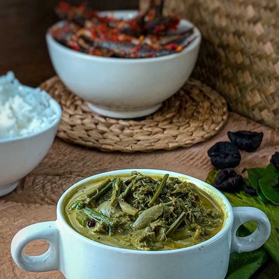 Gulai Paku, 'Soulmate' Ketupat atau Nasi