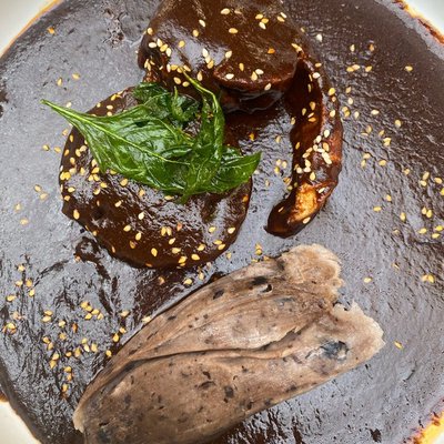 pollo con mole y tamal de frijol 