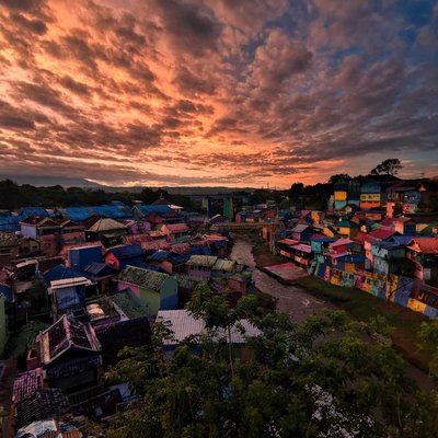 pagi hari di kampung warna-warni 