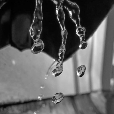 A whole different world inside each drop 🌏💧