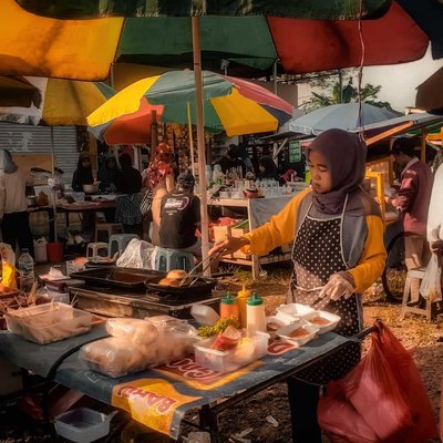 The lady selling burgers