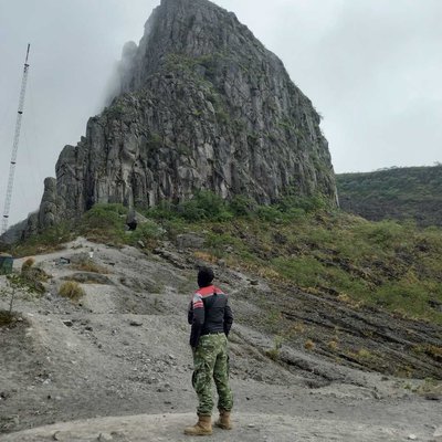 menatap gunung