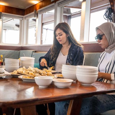 Makan Pagi di Mv. Ambai