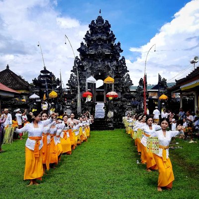 Pendet Dance at the ceremony at Pura Desa Tamblang