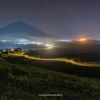 menembus kegelapan malam