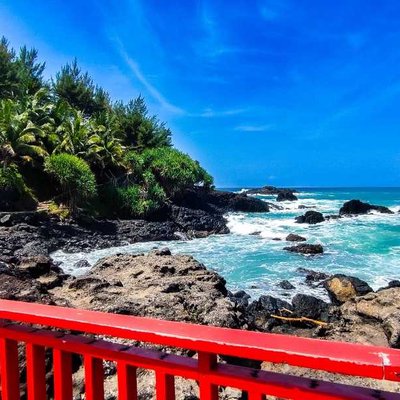 Jembatan Merah Pantai Menganti