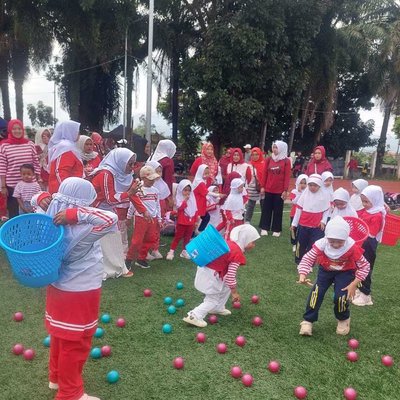 Lomba Mengumpulkan Bola