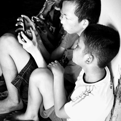 ANAK KECIL DAN PONSEL