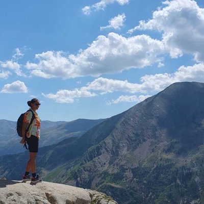 En la cima de una roca