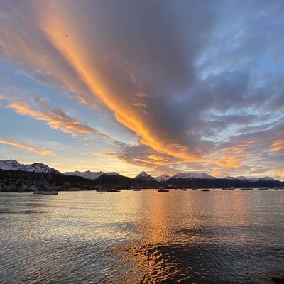 Amanece el la bahía de Ushuaia.