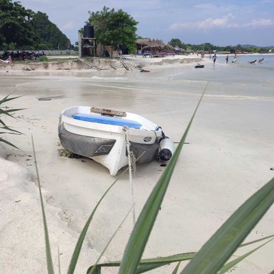 Boat di pantai Tanjung Aan Lombok