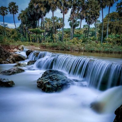 air terjun dan pohon siwalan