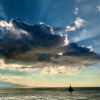 Awan Menggiringi Perahu