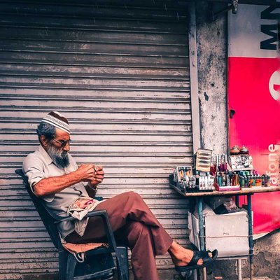 चाचा ग्राहक के इंतज़ार में ।