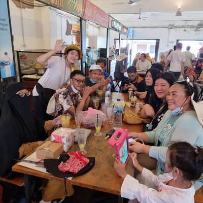 Makan siang bersama 