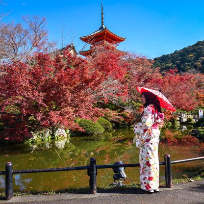kimono and autumn in kyomizudera kyoto