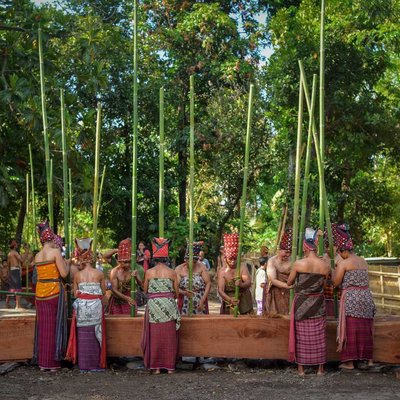 menumbuk padi