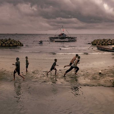 Bermain bola pantai