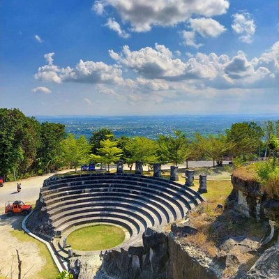 Pesona Kota Yogyakarta dari Tebing Breksi