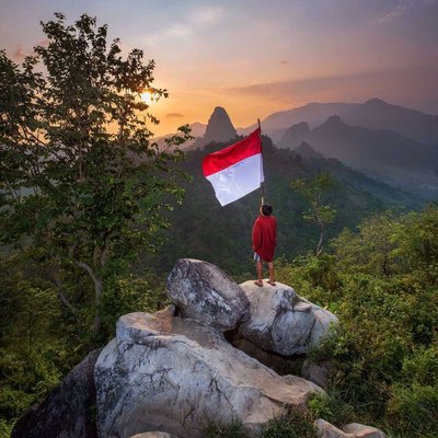 Merah Putih di Gunung Kanaga