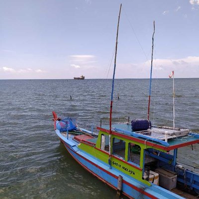 Pompong dan kapal tanker