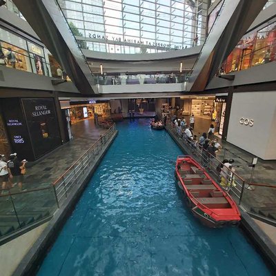 water canal marina bay sand