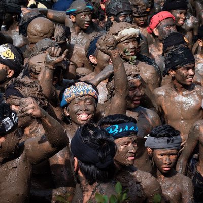 tradisi mandi lumpur di Bali