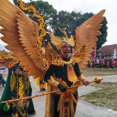 Kostum Burung Garuda