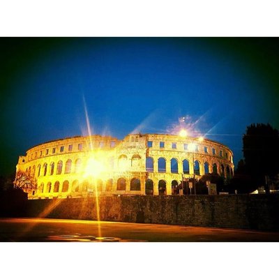 Games, food and music. Amphitheatro di Pola, Croatia 🌐