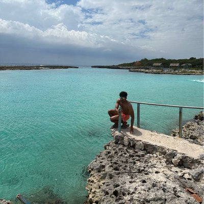 Descubrir las piscinas naturales de la Playa Maceo en Caleta Buena ha sido de las mejores experiencias en lo que va de año. Nunca había visto aguas tan azules. #pindlecuba