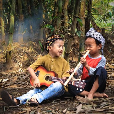 Anak-anak bermain