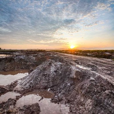 Kuari. Penambangan granit untuk perbaikan jalan