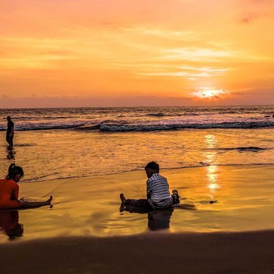 Bermain Pair di Pantai 