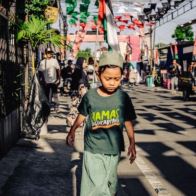 Potret seorang anak berjalan di keramaian pasar rakyat Masjid Jogokryan Yogyakarta pada saat Ramadhan 2024