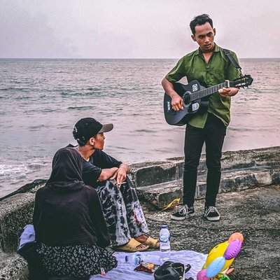Menikmati Senja bersama Pengamen Jalanan