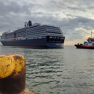cruise ship 