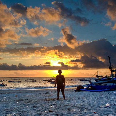 menatap sunset