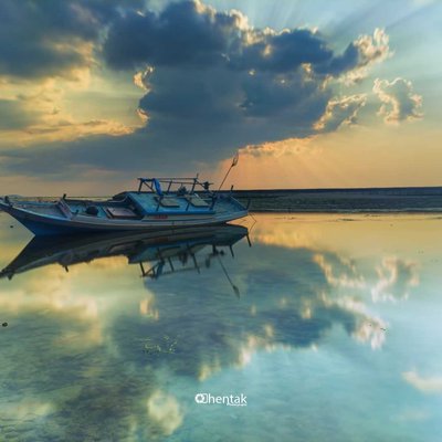 Perahu di Pantai Metina
