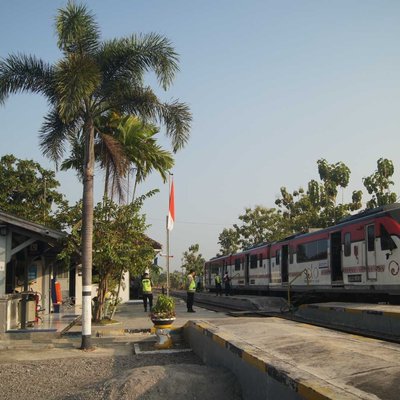 kereta Bathara Kresna tiba di stasiun nguter