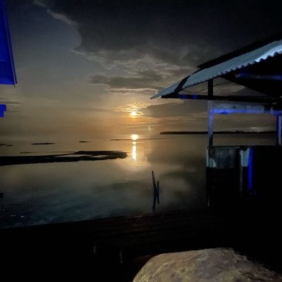 ketika bulan akan terbenam. 