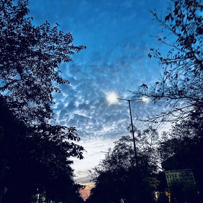 Aaj kuch to Baat Hai Mausam Mein
