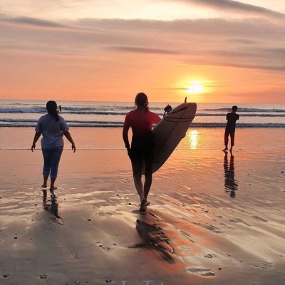 Surfing di pantai Kuta