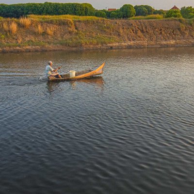 mencari ikan disungai 