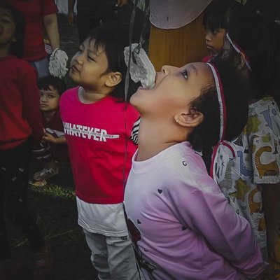 Lomba makan kerupuk 