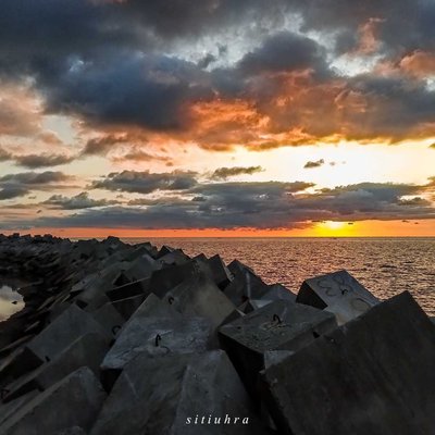 Senja di antara pemecah ombak di Tolongano