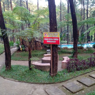 DALAMNYA KOLAM RENANG