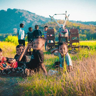 bermain bersama teman