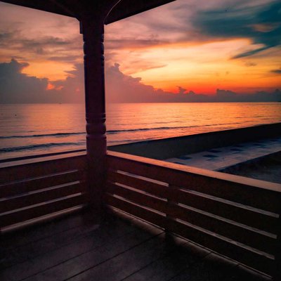 Senja di Balik Jendela 